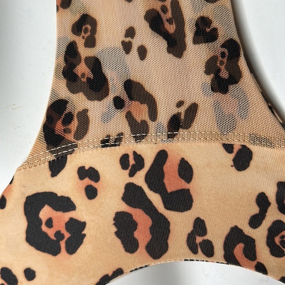 Fabletics On-the-Go Medium Impact Sports Bra in Desert Leopard- size XS - Picture 13 of 14
